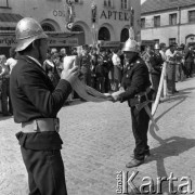 Sierpień 1978, Kazimierz Dolny, Polska
Festyn na Rynku, strażacy rozwijający węża strażackiego.
Fot. Jarosław Tarań, zbiory Ośrodka KARTA [78-023]