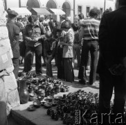 Sierpień 1978, Kazimierz Dolny, Polska
Festyn na Rynku, stoisko z glinianymi dzbankami i talerzami.
Fot. Jarosław Tarań, zbiory Ośrodka KARTA [78-022]