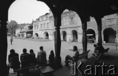Sierpień 1978, Kazimierz Dolny, Polska
Fragment Rynku, ludzie siedzący na ławkach.
Fot. Jarosław Tarań, zbiory Ośrodka KARTA [78-31] 
