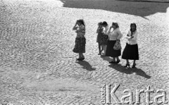 18.05.1978, Kazimierz Dolny, Polska
Cyganki na Rynku.
Fot. Jarosław Tarań, zbiory Ośrodka KARTA [78-24]