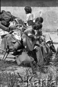 18.05.1978, Kazimierz Dolny, Polska
Młodzież z plecakami i gitarą.
Fot. Jarosław Tarań, zbiory Ośrodka KARTA [78-24]
