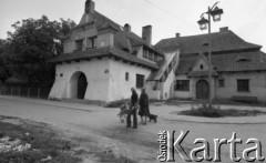 Sierpień 1978, Kazimierz Dolny, Polska
Dwie kobiety z wózkiem i pies na ulicy przed budynkiem.
Fot. Jarosław Tarań, zbiory Ośrodka KARTA [78-31]