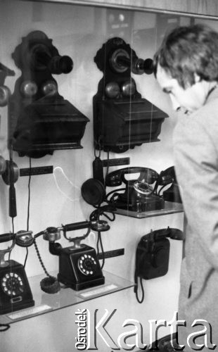 Listopad 1978, Wrocław, Polska
Muzeum Poczty Polskiej, pierwsze aparaty telefoniczne.
Fot. Jarosław Tarań, zbiory Ośrodka KARTA [78-70]