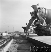 Wrzesień 1978, Gdynia, Polska
Budowa bazy kontenerowej, wylewanie betonu.
Fot. Jarosław Tarań, zbiory Ośrodka KARTA [78-002]