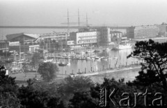 Wrzesień 1978, Gdynia, Polska
Widok portu jachtowego, w tle maszty żaglowca 