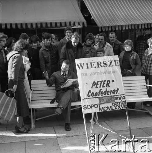 6.05.1978, Sopot, Polska
Miasto przed sezonem, poeta Peter Confederat oferujący wiersze na zamówienie.
Fot. Jarosław Tarań, zbiory Ośrodka KARTA [78-100] 
