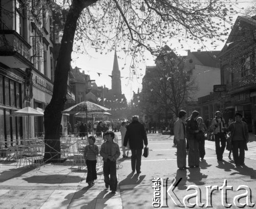 6.05.1978, Sopot, Polska
Miasto przed sezonem, ulica Bohaterów Monte Cassino, w tle wieża kościoła garnizonowego pod wezwaniem św. Jerzego.
Fot. Jarosław Tarań, zbiory Ośrodka KARTA [78-100]