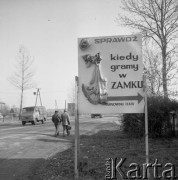 6.11.1979, Dębno k/Tarnowa, Polska.
Tablica informująca o inicjatywach kulturalnych organizowanych w zamku w Dębnie. Napis na tablicy: 