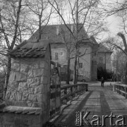 6.11.1979, Dębno k/Tarnowa, Polska.
Most prowadzący na zamek rycerski. Zabytek znajduje się w otoczeniu drzew.  
Fot. Jarosław Tarań, zbiory Ośrodka KARTA [79-64]