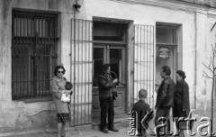 Maj 1979, Nasielsk, woj. ciechanowskie, Polska.
Grupa osób stojąca przed rozdzielnią. Napis w witrynie: 