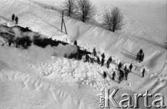 Styczeń 1980, Polska
Zima stulecia, odkopywanie pociągu, który utknął w zaspie śnieżnej. 
Fot. Jarosław Tarań, zbiory Ośrodka KARTA [80-11]