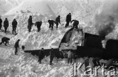 Styczeń 1980, Polska
Zima stulecia, odkopywanie pociągu, który utknął w zaspie śnieżnej.
Fot. Jarosław Tarań, zbiory Ośrodka KARTA [80-11]