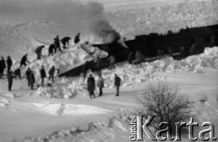 Styczeń 1980, Polska
Zima stulecia, odkopywanie pociągu, który utknął w zaspie śnieżnej.
Fot. Jarosław Tarań, zbiory Ośrodka KARTA [80-11]