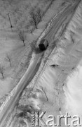 Styczeń 1980, Polska
Zima stulecia, ciężarówka na zasypanej śniegiem drodze.
Fot. Jarosław Tarań, zbiory Ośrodka KARTA [80-10]