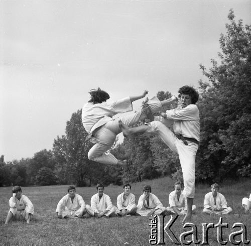 27.06.1980, Warszawa, Polska.
Karatecy podczas treningu.
Fot. Jarosław Tarań, zbiory Ośrodka KARTA [80-30]