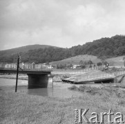 Lipiec 1980, Bieszczady, Polska
Skutki powodzi - zerwany most na rzece.
Fot. Jarosław Tarań, zbiory Ośrodka KARTA [80-49, udostepniła Danuta Kszczot-Tarań.