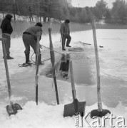 26.02.1980, jezioro Szeląg, woj. Olsztyn, Polska
Pracownicy Zakładu Rybackiego 