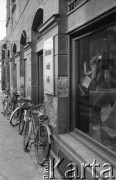 23.06.1980, Węgry
Rowery stojące przed sklepem z materiałami.
Fot. Jarosław Tarań, zbiory Ośrodka KARTA [80-36]