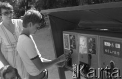 Czerwiec 1980, Tihany, Węgry
Chłopiec przy automacie z kartkami pocztowymi.
Fot. Jarosław Tarań, zbiory Ośrodka KARTA [80-35]