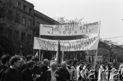 31.05.1981, Warszawa, Polska.
Pogrzeb Kardynała Stefana Wyszyńskiego, księża z transparentami: 