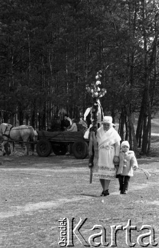 12.04.1981, Łyse, woj. Ostrołęka, Polska
Niedziela Palmowa na Kurpiach, kobieta w kurpiowskim stroju z dzieckiem.
Fot. Jarosław Tarań, zbiory Ośrodka KARTA [81-10] 
