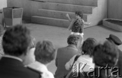 Czerwiec 1981, Koszalin, Polska
Festiwal Orkiestr Dętych Ochotniczych Straży Pożarnych, tańcząca dziewczynka.
Fot. Jarosław Tarań, zbiory Ośrodka KARTA [81-37] 
