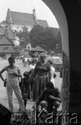 Sierpień 1981, Kazimierz Dolny, Polska
Rynek, turyści oglądający gliniane naczynia, w tle kościół farny.
Fot. Jarosław Tarań, zbiory Ośrodka KARTA [81-7]