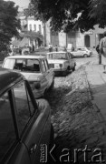 Sierpień 1981, Kazimierz Dolny, Polska
Samochody parkujące na ulicy niedaleko Rynku.
Fot. Jarosław Tarań, zbiory Ośrodka KARTA [81-7]