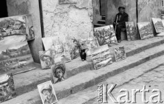 Sierpień 1981, Kazimierz Dolny, Polska
Starszy mężczyzna z laską pilnujący obrazów wystawionych na schodach przed budynkiem.
Fot. Jarosław Tarań, zbiory Ośrodka KARTA [81-6] f