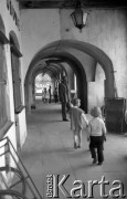 Sierpień 1981, Kazimierz Dolny, Polska
Dzieci w podcieniach kamienicy.
Fot. Jarosław Tarań, zbiory Ośrodka KARTA [81-6]
