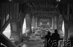 5.02.1981, Warszawa, Polska.
Parking pod wiaduktem Mostu Poniatowskiego.
Fot. Jarosław Tarań, zbiory Ośrodka KARTA [81-21]