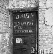 16.02.1981, Warszawa, Polska.
Ulica Żelazna, napis na drzwiach (pisownia oryginalna): 