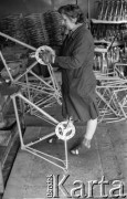 Maj 1982, Bydgoszcz, Polska
Zakłady Rowerowe Predom-Romet, pracownica montująca pedały rowerów.
Fot. Jarosław Tarań, zbiory Ośrodka KARTA [82-11]