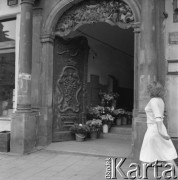 Wrzesień 1982, Wrocław, Polska
Fragment ulicy, kwiaty w drzwiach kamienicy.
Fot. Jarosław Tarań, zbiory Ośrodka KARTA [82-5] 
