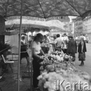 Wrzesień 1982, Wrocław, Polska
Kwiaciarki na Rynku Starego Miasta.
Fot. Jarosław Tarań, zbiory Ośrodka KARTA [82-5] 
