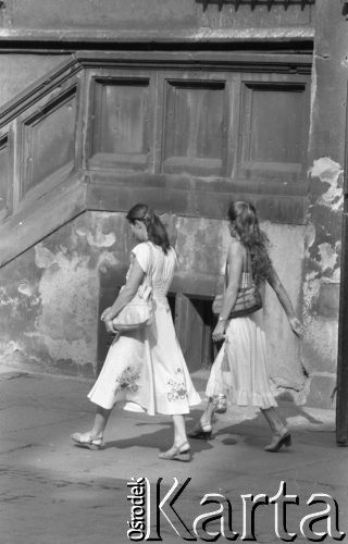Wrzesień 1982, Wrocław, Polska
Dwie dziewczyny w jasnych sukienkach idące ulicą.
Fot. Jarosław Tarań, zbiory Ośrodka KARTA [82-6] 
