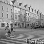 Wrzesień 1982, Opole, Polska
Rynek, dwie dziewczyny przechodzące przez ulicę.
Fot. Jarosław Tarań, zbiory Ośrodka KARTA [82-10] 
