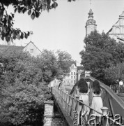 Wrzesień 1982, Opole, Polska
Dwie dziewczyny przechodzące przez most na Odrze.
Fot. Jarosław Tarań, zbiory Ośrodka KARTA [82-28] 
