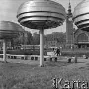 Wrzesień 1982, Gdańsk, Polska
Dworzec Główny, na pierwszym planie uliczne latarnie.
Fot. Jarosław Tarań, zbiory Ośrodka KARTA [82-16]