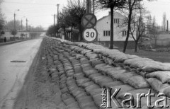 Marzec 1982, Płock Radziwie, Polska
Worki z piaskiem ułożone wzdłuż ulicy - pozostałość po zimowej powodzi.
Fot. Jarosław Tarań, zbiory Ośrodka KARTA [82-31]