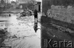 Marzec 1982, Płock Radziwie, Polska
Kobieta stojąca przed domem na zalanym wodą podwórzu.
Fot. Jarosław Tarań, zbiory Ośrodka KARTA [82-31]