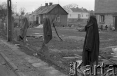 Marzec 1982, Płock Radziwie, Polska
Skutki zimowej powodzi, ubrania wiszące na zniszczonym ogrodzeniu.
Fot. Jarosław Tarań, zbiory Ośrodka KARTA [82-31]