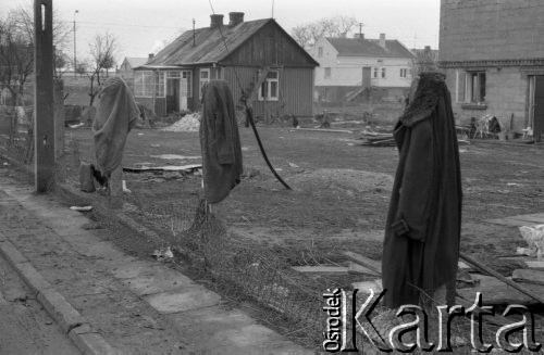 Marzec 1982, Płock Radziwie, Polska
Skutki zimowej powodzi, ubrania wiszące na zniszczonym ogrodzeniu.
Fot. Jarosław Tarań, zbiory Ośrodka KARTA [82-31]