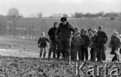 Styczeń-luty 1982, Płock okolice, Polska
Wały przeciwpowodziowe, żołnierz i grupa dzieci nad brzegiem Wisły.
Fot. Jarosław Tarań, zbiory Ośrodka KARTA [82-14]