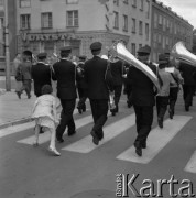 1983, Koszalin, Polska
Festiwal Orkiestr Dętych Ochotniczych Straży Pożarnych, dziewczynka idąca za członkami orkiestry.
Fot. Jarosław Tarań, zbiory Ośrodka KARTA [83-11 
