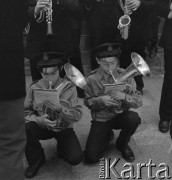 1983, Koszalin, Polska
Festiwal Orkiestr Dętych Ochotniczych Straży Pożarnych, dwaj chłopcy grający na instrumentach dętych.
Fot. Jarosław Tarań, zbiory Ośrodka KARTA [83-10] 
