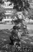 Sierpień 1983, Olsztyn, Polska
Kobieta z dzieckiem siedząca na ławce, w tle nowoczesna rzeźba.
Fot. Jarosław Tarań, zbiory Ośrodka KARTA [83-28]