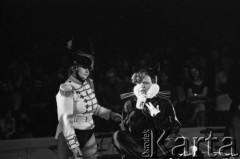 26.05.1983, Warszawa, Polska.
Piosenkarka Hanna Banaszak w kostiumie czarnej kotki podczas występu w cyrku 