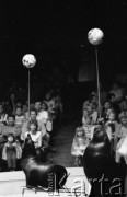 26.05.1983, Warszawa, Polska.
Tresowane foki z piłkami na arenie cyrku 