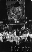 26.05.1983, Warszawa, Polska.
Kosze z kwiatami na arenie cyrku 